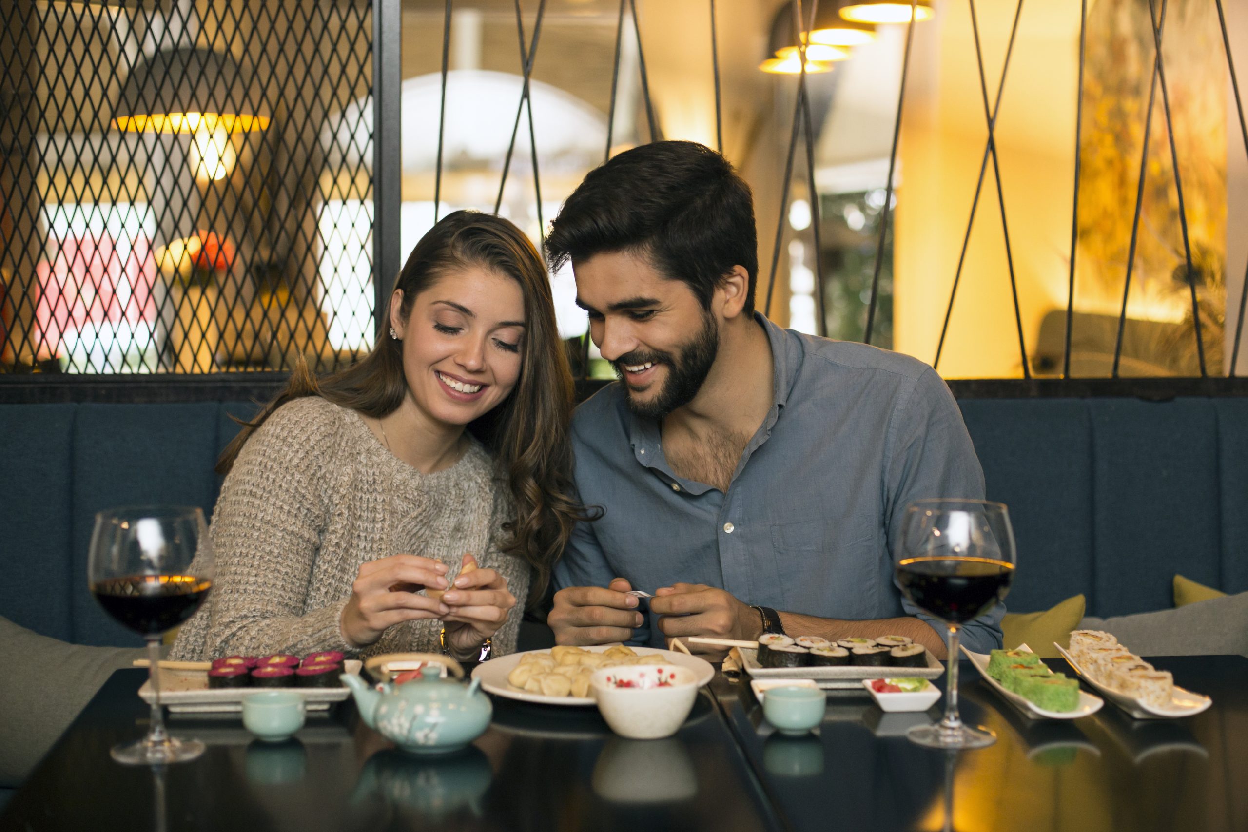 On A Dinner Or Coffee Date, Is It Better To Face Each Other While Sitting Or Sit Next To Each Other?