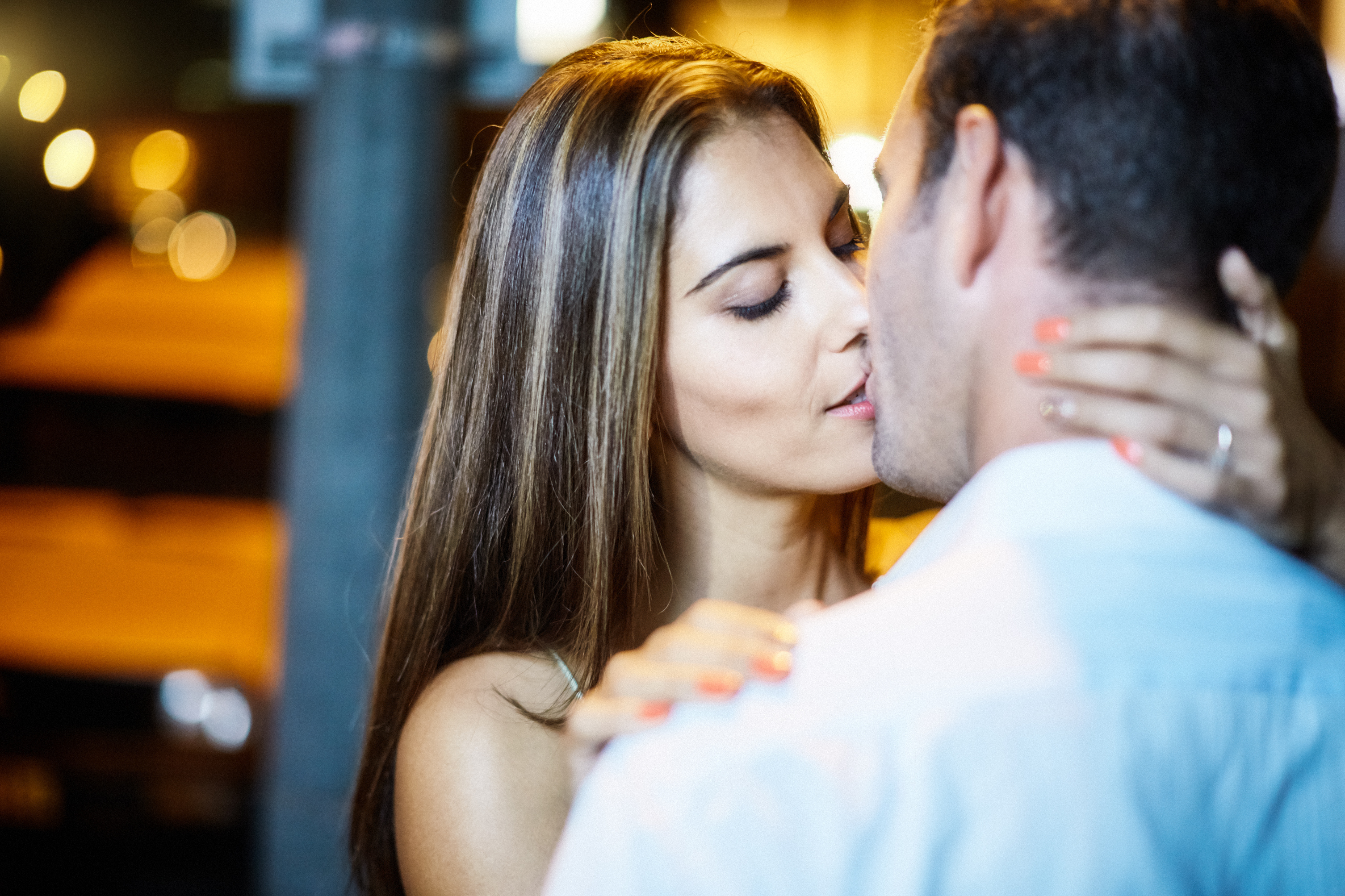 When You Meet A Beautiful Woman, When Would Be The Right Time To Kiss Her?