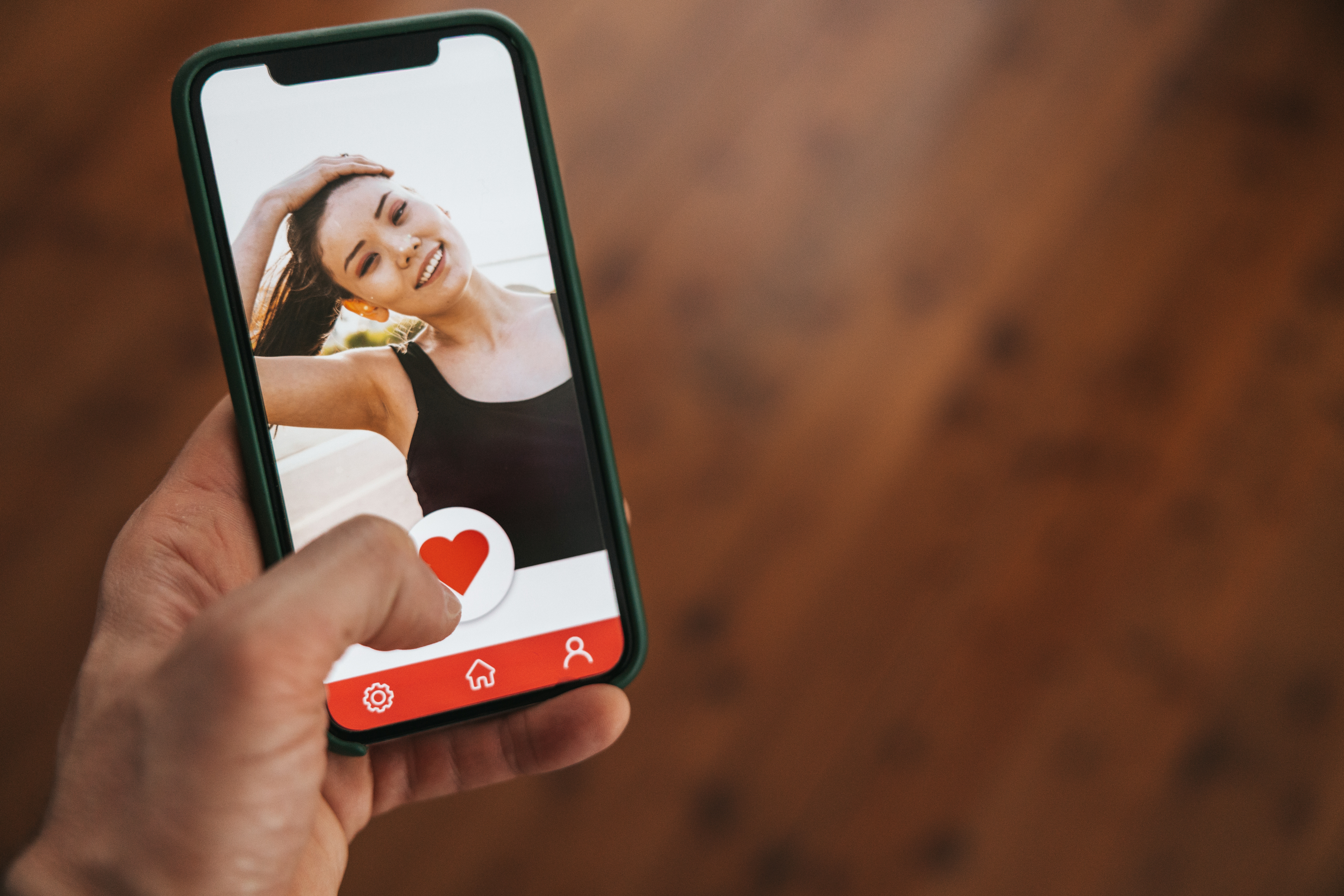 Why Does It Take So Long For Women On Dating Apps To Respond To Texts?