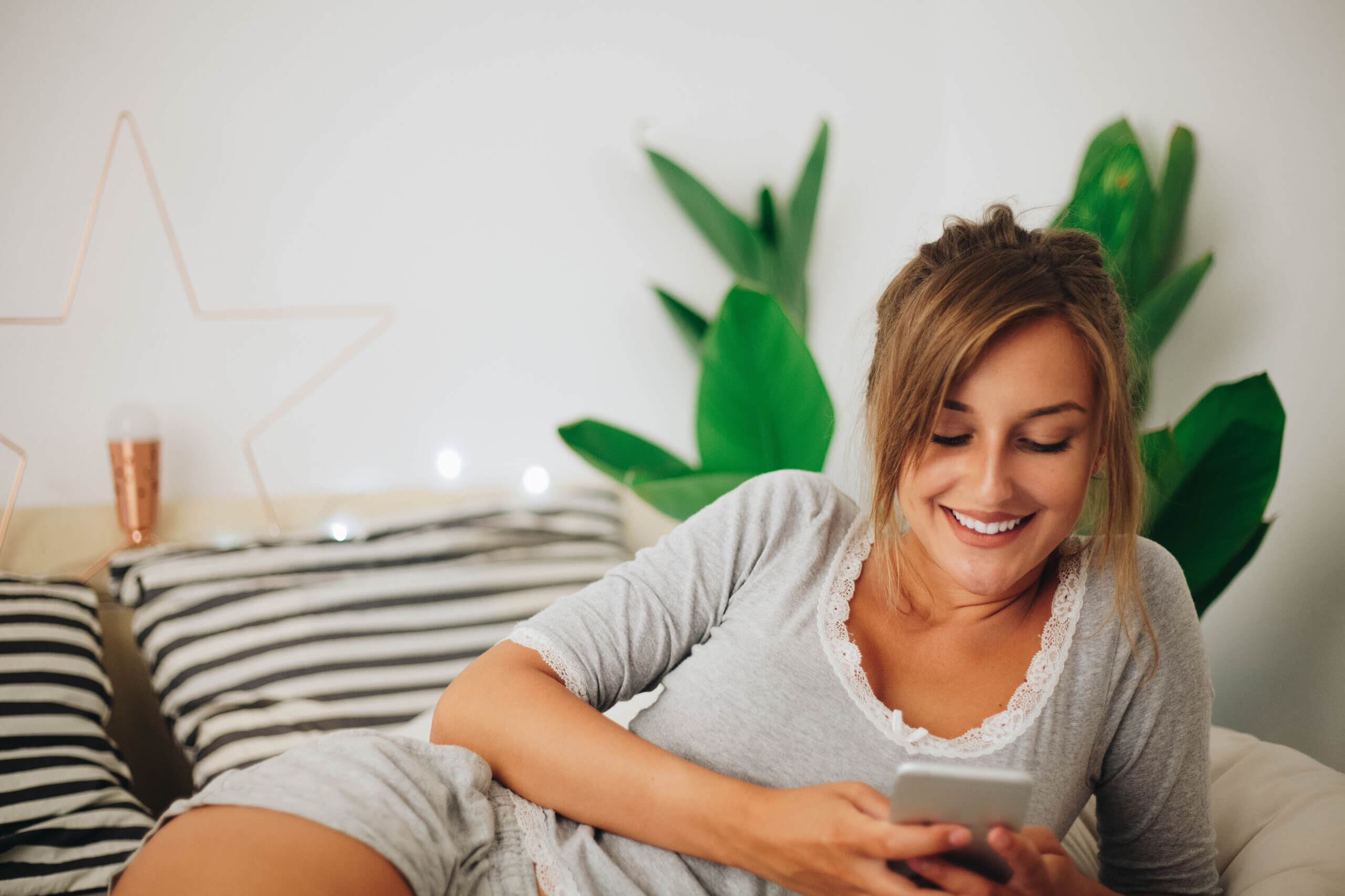 Should a Taken Guy Be Texting Someone Who Likes Him?